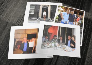 BEBERAPA foto bekas Presiden Demokrat, Bill Clinton, bersama Epstein, selain tokoh terkenal seperti vokalis Rolling Stones, Mick Jagger. – AFP