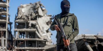 PEJUANG Hamas berkawal ketika pekerja Mesir bersama anggota Jawatankuasa Antarabangsa Palang Merah (ICRC) mencari dua baki mayat tebusan di bawah runtuhan kem pelarian Jabalia, utara Gaza.- AFP