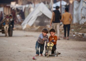 KANAK-KANAK Palestin bermain di kem penempatan di Nuseirat, tengah Gaza. – AFP