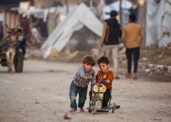 KANAK-KANAK Palestin bermain di kem penempatan di Nuseirat, tengah Gaza. – AFP