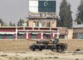 SEBUAH kenderaan berperisai Pakistan ditempatkan di sempadan Pakistan-Afghanistan di Chaman, susulan pertempuran rentas sempadan antara kedua-dua negara pada Jumaat.- AFP