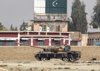 SEBUAH kenderaan berperisai Pakistan ditempatkan di sempadan Pakistan-Afghanistan di Chaman, susulan pertempuran rentas sempadan antara kedua-dua negara.- AFP