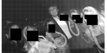 FOTO tanpa tarikh daripada koleksi peribadi Jeffrey Epstein menunjukkan Presiden Donald Trump (tengah) bergambar bersama sekumpulan wanita memakai lei gaya Hawaii.- AFP