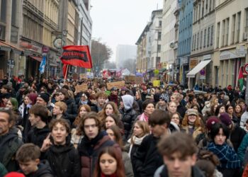 PENUNJUK perasaan berarak sebagai sebahagian daripada kempen mogok sekolah seluruh negara di Berlin, Jerman, kelmarin.- AGENSI