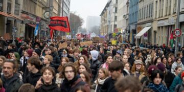 PENUNJUK perasaan berarak sebagai sebahagian daripada kempen mogok sekolah seluruh negara di Berlin, Jerman, kelmarin.- AGENSI