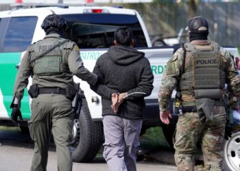 EJEN Peronda Sempadan AS menahan seorang pendatang di New Orleans, Louisiana, Amerika Syarikat.- AFP