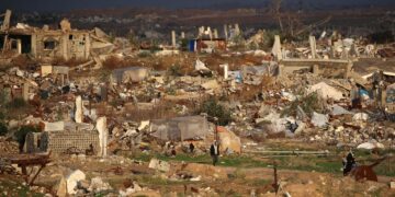 SEORANG lelaki berjalan di celah runtuhan rumah dan bangunan di kem pelarian Nuseirat, Gaza. – AFP