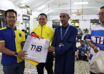 TUANKU Syed Faizuddin Putra Jamalullail berkenan
menyempurnakan penyampaian bantuan asnaf di Masjid Al-Abrar, Kubang Gajah.-UTUSAN