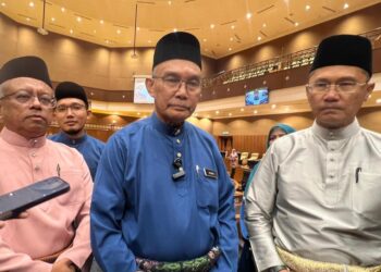 MOHD. Shukri Ramli (tengah) bercakap kepada pemberita selepas Mesyuarat Ketiga, Penggal Persidangan Ketiga, Dewan Undangan Perlis Ke-15, hari ini. -UTUSAN/ASYRAF MUHAMMAD