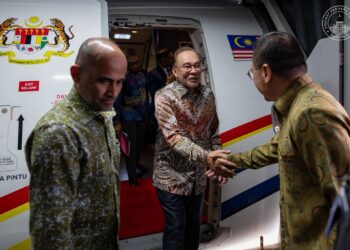 ANWAR Ibrahim tiba di Lapangan Terbang Changi untuk memulakan lawatan kerja singkat di Singapura. - Pejabat Perdana Menteri.
