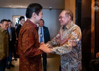 ANWAR Ibrahim bersama Perdana Menteri Republik Singapura, Lawrence Wong pada mesyuarat empat mata di Singapura.  - Pejabat Perdana Menteri.