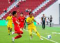 PEMAIN muda negara, Danish Hakimi Sahaludin diasak pemain Vietnam pada aksi terakhir kumpulan B di Stadium Rajamangala, sebentar tadi-IHSAN FAM