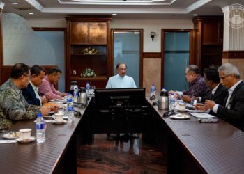 ANWAR Ibrahim mempengerusikan mesyuarat mengenai pembangunan Terminal Ketiga Pelabuhan Klang di Pulau Carey, Selangor. - PEJABAT PERDANA MENTERI