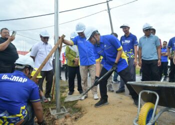 AKMAL Nasrullah Mohd Nasir (tiga dari kanan) membuat gimik pemasangan lampu berasaskan tenaga solar semasa Program Cahaya Prihatin: Elektrik Untuk Komuniti di Kampung Melayu Utara Padang Besar, Perlis. -UTUSAN/IZLIZAN OTHMAN
