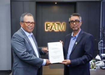 PEMANGKU Presiden FAM, Datuk Wira Yusof Mahadi(kanan) menerima laporan siasatan Jawatankuasa Bebas (JK Bebas) yang diketuai oleh bekas Ketua Hakim Negara, Tun Md Raus Sharif(kiri)-IHSAN FAM