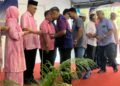 SHAHIDAN Kassim (dua dari kanan) menyampaikan sumbangan kepada wakil penerima semasa Majlis Sumbangan Dana Pendidikan Yayasan Fawwaz Tahun 2025 di Pusat Khidmat Kubang Gajah, Arau, Perlis hari ini.- UTUSAN/ASYRAF MUHAMMAD