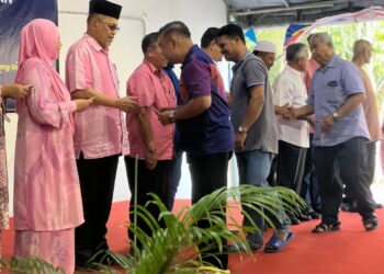 SHAHIDAN Kassim (dua dari kanan) menyampaikan sumbangan kepada wakil penerima semasa Majlis Sumbangan Dana Pendidikan Yayasan Fawwaz Tahun 2025 di Pusat Khidmat Kubang Gajah, Arau, Perlis hari ini.- UTUSAN/ASYRAF MUHAMMAD