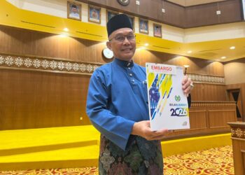MOHD. Shukri Ramli menunjukkan dokumen Belanjawan Perlis 2026 yang dibentangkan semasa Mesyuarat Ketiga, Penggal Persidangan Ketiga, Dewan Undangan Perlis Ke-15, di Kangar, Perlis hari ini. -UTUSAN/ASYRAF MUHAMMAD