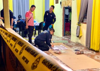 ANGGOTA forensik melakukan siasatan di lokasi kejadian tikam dan tetak di sebuah rumah di Kampung Baru Bakai, Kuala Ketil di Baling.