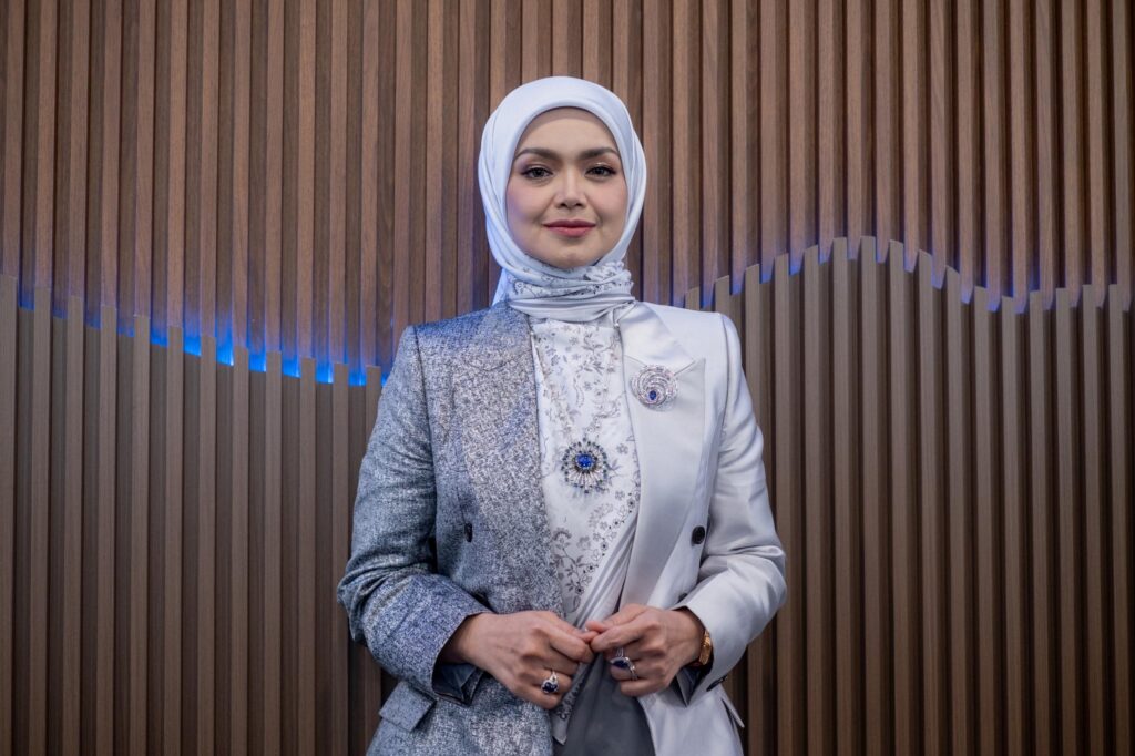 Ziarah peminat sakit, saya bisikkan kata semangat buat Fadzil – Siti Nurhaliza