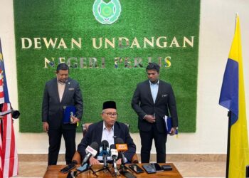 RUS’SELE Eizan (dua dari kanan) dalam sidang akhbar menarik balik pemakluman berhubung keperluan mengadakan Pilihan Raya Kecil (PRK) di tiga kerusi DUN Perlis di Kompleks Seri Putra, Kangar, Perlis, hari ini. -UTUSAN/ASYRAF MUHAMMAD