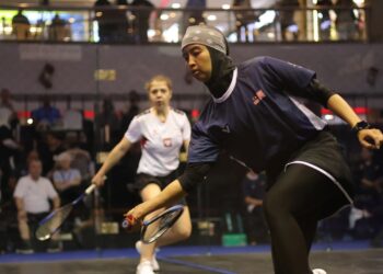 Aifa Azman (depan) sewaktu beraksi menentang Sofia Zrazhevska dalam perlawanan peringkat kumpulan pada Piala Dunia Skuasy SDAT 2025 di Chennai, India, semalam. - Gambar WSF Squash