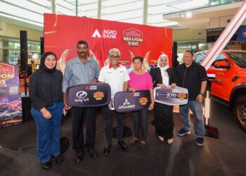 TENGKU Ahmad Badli Shah Raja Hussin (tiga dari kiri), bersama para pemenang cabutan
bulanan Kempen Mega Million 2.0.