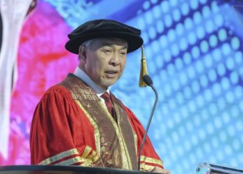 AHMAD Zahid Hamidi berucap pada Majlis Konvokesyen Universiti Poly-Tech Malaysia (UPTM) Kali Ke-3 di Pusat Dagangan Dunia Kuala Lumpur (WTCKL), Kuala Lumpur, hari ini. - UTUSAN/AMIR KHALID