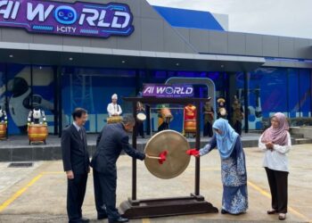 LIM King Hong (dua dari kiri) bersama tetamu kehormat menyempurnakan majlis perasmian Pusat Pengalaman Ai World di I-City, Shah Alam, Selangor, hari ini. - UTUSAN/NUR AMYLIA RIZAN
