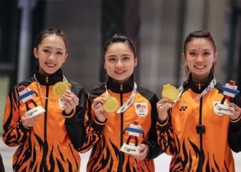 ATLET atlet wushu negara meraih emas dalam acara duilian barehands wanita pada Sukan SEA Thailand 2025 di Bangunan Ratthaprasasanabhakti di sini hari ini. GAMBAR: FARIZ RUSADIO