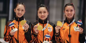 ATLET atlet wushu negara meraih emas dalam acara duilian barehands wanita pada Sukan SEA Thailand 2025 di Bangunan Ratthaprasasanabhakti di sini hari ini. GAMBAR: FARIZ RUSADIO