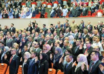 Setiap penjawat awam tertakluk kepada ikrar yang dilafazkan selain terikat dengan Peraturan-Peraturan Pegawai Awam (Kelakuan dan Tatatertib) 1993. – mingguan/FARIZ RUSADIO