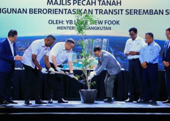 ANTHONY Loke Siew Fook (kiri) bersama Jeffrey Cheah merasmikan Majlis Pecah Tanah Pembangunan Berorientasikan Transit Seremban Sentral di Seremban hari ini.-UTUSAN/MOHD. SHAHJEHAN MAAMIN