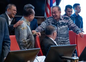 ANWAR Ibrahim mempengerusikan mesyuarat Kabinet di Putrajaya. FACEBOOK ANWAR IBRAHIM