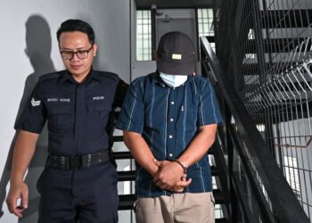 KAMARUL Hairie Elias didakwa atas lapan pertuduhan menerima suapan wang tunai berjumlah RM12,000 ketika pertuduhan di Mahkamah Sesyen Ipoh hari ini. - UTUSAN/MUHAMAD NAZREEN SYAH MUSTHAFA