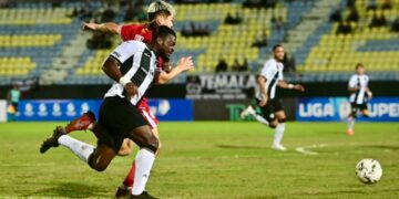 PEMAIN Terengganu FC (TFC), Junior Stephen (kiri) diasak  pemain Kuching City FC dalam saingan Liga Super di Stadium Sultan Mizan Zainal Abidin, Kuala Nerus, Terengganu malam ini. - UTUSAN/PUQTRA HAIRRY