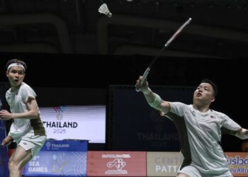 Aaron Chia-Soh Wooi Yik tewas kepada beregu Indonesia, Sabar Karyaman Gutama-Moh Reza Pahlevi Isfahani pada perlawanan akhir individu Sukan SEA 2025 di Bangkok, kelmarin. - UTUSAN/FARIZ RUSADIO