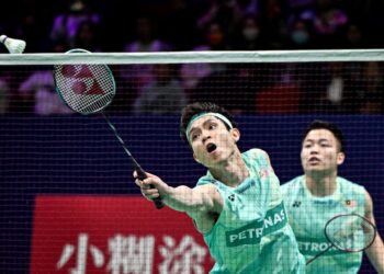 AARON Chia-Soh Wooi Yik berjaya mengatasi Fajar Alfian-Muhammad Shohibul Fikri dari Indonesia dalam aksi Kumpulan B Kejohanan Badminton Jelajah Dunia Akhir (WTF) di Hangzhou, China, hari ini.-AFP