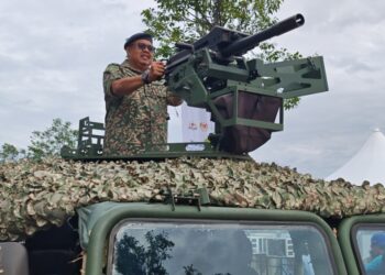 AB RAUF merasmikan Sambutan Jubli Intan Rejimen Gerak Khas (GGK) ke-60 di Klebang, Melaka, sekali gus menandakan penghargaan terhadap jasa dan pengorbanan pasukan elit pertahanan negara. - UTUSAN/AMRAN ALI