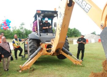 AB. Rauf Yusoh melakukan pecah tanah Projek Pembinaan Bangunan Tambahan Program Pendidikan Khas Intergrasi (PKKI) di SMK Bukit Katil, Melaka, semalam. - UTUSAN/AMRAN MULUP