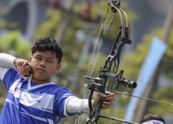 Muhammad Aiman Syafiq Mohd. Tariki membantu kontinjen Malaysia meraih pingat emas dalam acara Compound berpasukan pada Sukan SEA Thailand 2025. - UTUSAN/FARIZ RUSADIO