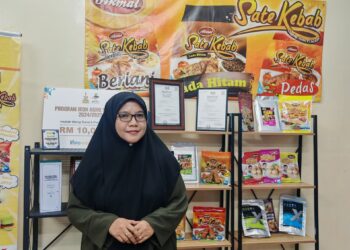 KHAIRIAH Abdul Kadir memperoleh pensijilan halal Jakim untuk Akmal Food pada 2021.