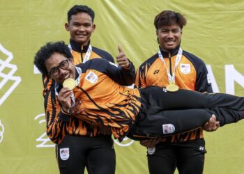 1) (DARI kiri) atlet berbasikal trek, Muhammad Ridwan Sahrom, Muhammad Fadhil Mohd Zonis dan Mohd Akmal Nazimi Jusena meraikan kejayaan memenangi pingat emas dalam acara pecut berpasukan lelaki Sukan SEA Thailand. - UTUSAN/FARIZ RUSADIO
