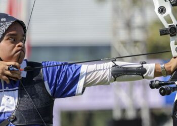 Ariana Nur Dania Mohamad Zairi ketika mengambil bahagian dalam acara recurve berpasukan wanita pada Sukan SEA 2025 di Thailand, baru-baru ini. - UTUSAN/FARIZ RUSADIO