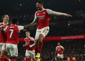 William Saliba (tengah) meraikan jaringan gol sendiri pemain pertahanan Crystal Palace, Maxence Lacroix dalam saingan suku akhir Piala Liga di Stadium Emirates, baru-baru ini. - AFP