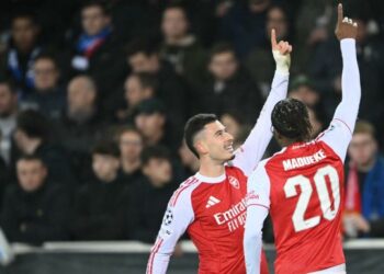 Penyerang Arsenal,  Gabriel Martinelli (kiri) dan Noni Madueke meraikan gol ketiga pasukannya menentang Club Brugge dalam saingan Liga Juara-Juara di Bruges, semalam. - AFP