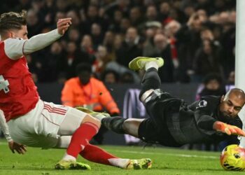 Penyerang Arsenal, Viktor Gyokeres (kiri) menolak bola ke gawang Chelsea namun sempat ditepis penjaga gol Robert Sanchez dalam saingan Liga Perdana Inggeris di Stamford Bridge, London, semalam. - AFP