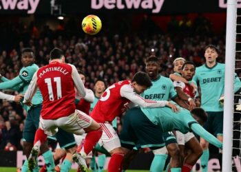 Pemain tengah Arsenal, Gabriel Martinelli gagal menanduk bola ke gawang gol Wolves dalam saingan Liga Perdana Inggeris di Stadium Emirates, London, kelmarin. - AFP