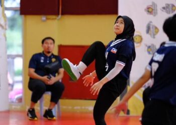 Azeira Lusian bermain dalam posisi apit iri dalam skuad sepak takraw wanita kebangsaan.