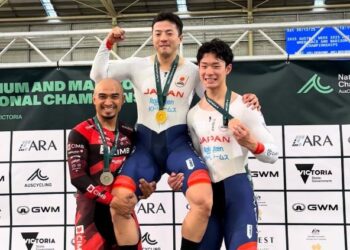 Muhammad Azizulhasni Awang bersama pemenang pingat emas Ryoya Mikami dan pemenang gangsa, Ryuto Ichida selepas upacara penyerahan pinga perlumbaan Austral Wheelrace di Melbourne, Australia, kelmarin. - FB AZIZULHASNI